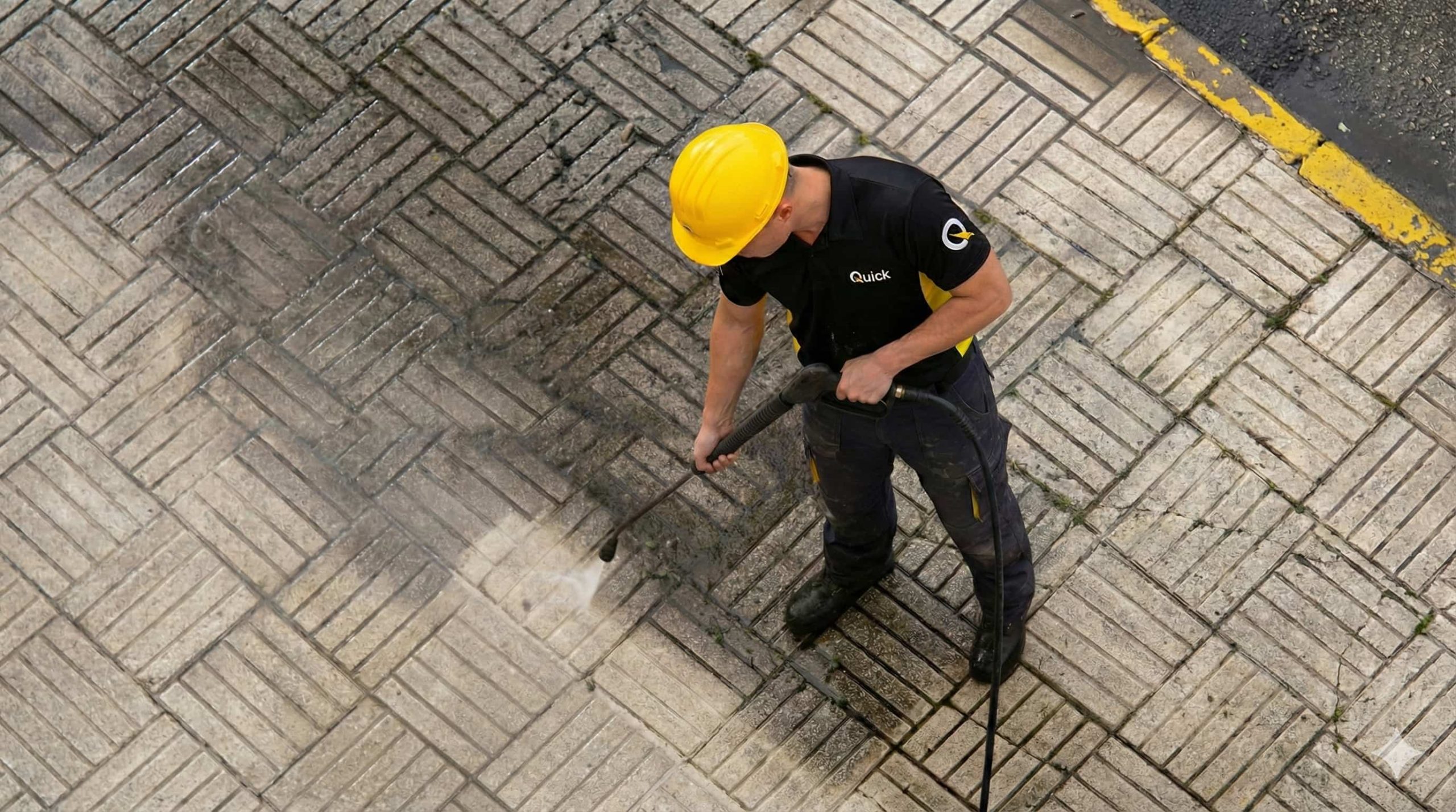 Tratamiento de pisos en Barranquilla y Cartagena: Cómo evitar que la humedad destruya la imagen de tu oficina